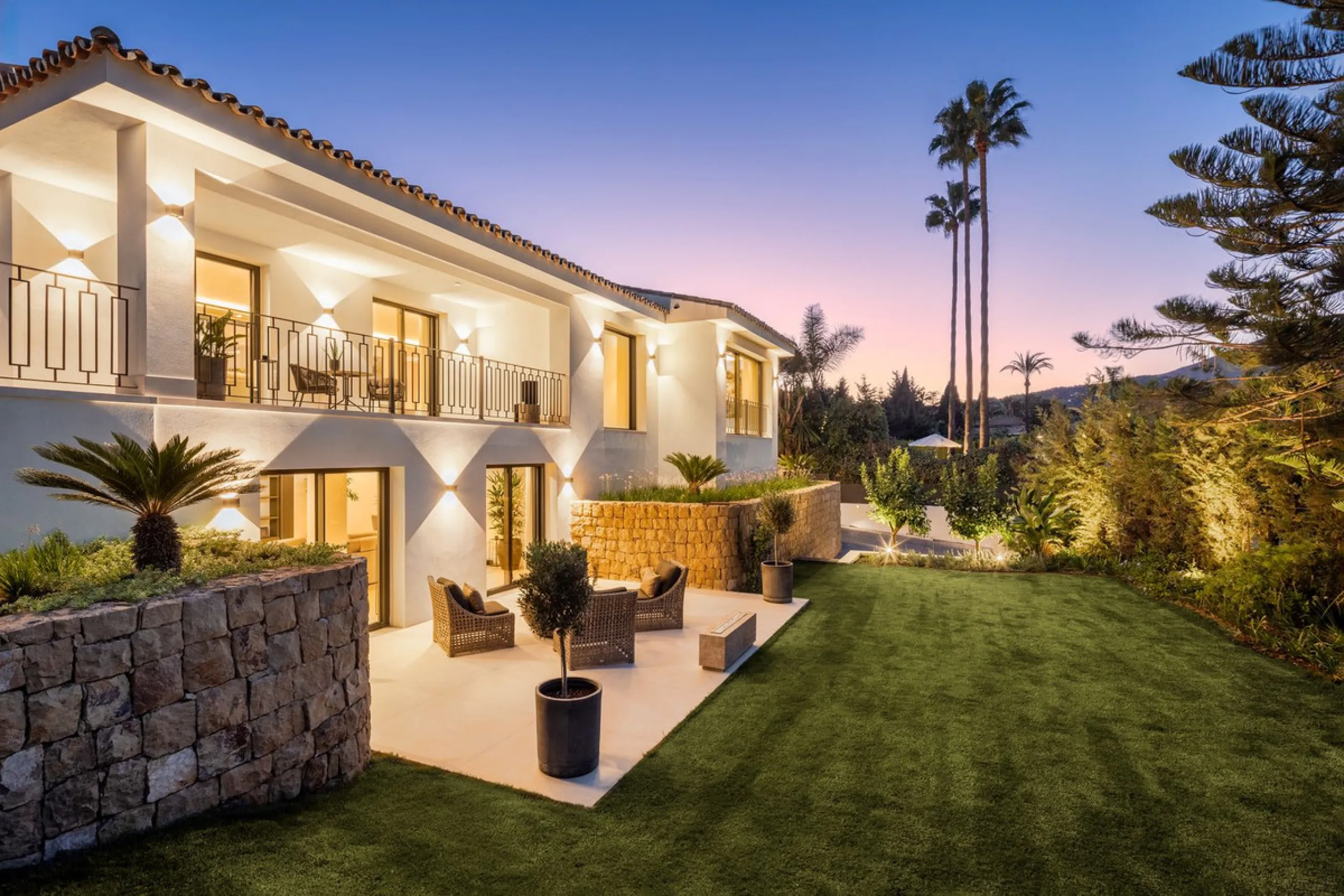 A beautiful and truly elegant, superbly designed villa in Marbella. Available now providing a key-ready home for those who wish to be close to all amenities.