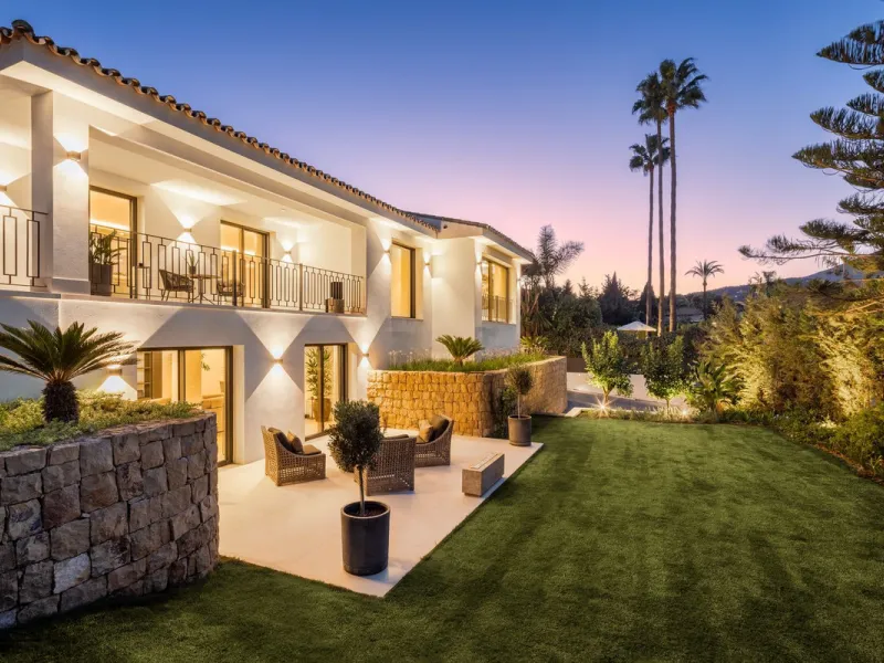 A beautiful and truly elegant, superbly designed villa in Marbella. Available now providing a key-ready home for those who wish to be close to all amenities.