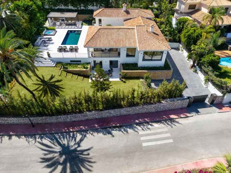 A beautiful and truly elegant, superbly designed villa in Marbella. Available now providing a key-ready home for those who wish to be close to all amenities.
