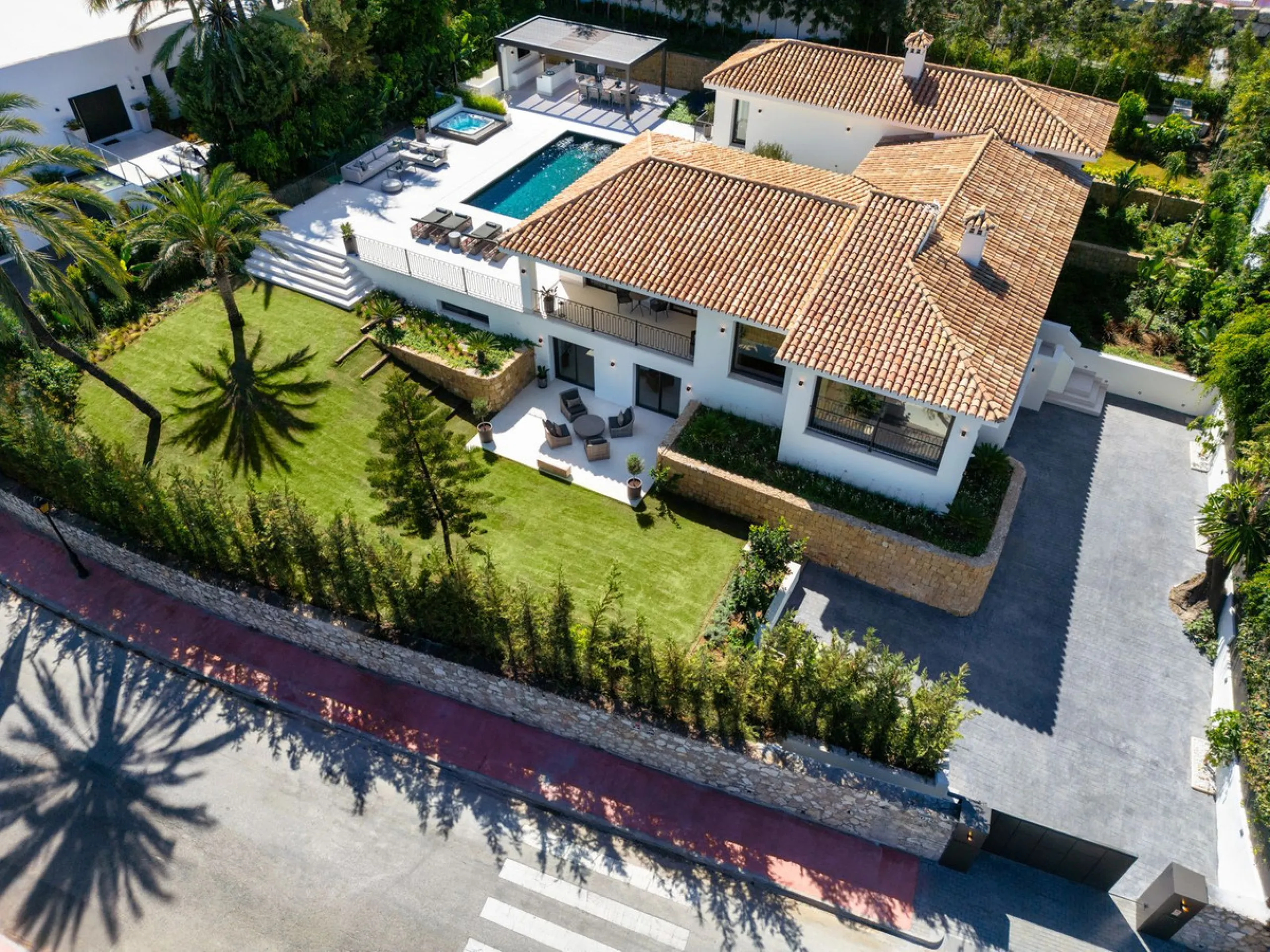 A beautiful and truly elegant, superbly designed villa in Marbella. Available now providing a key-ready home for those who wish to be close to all amenities.