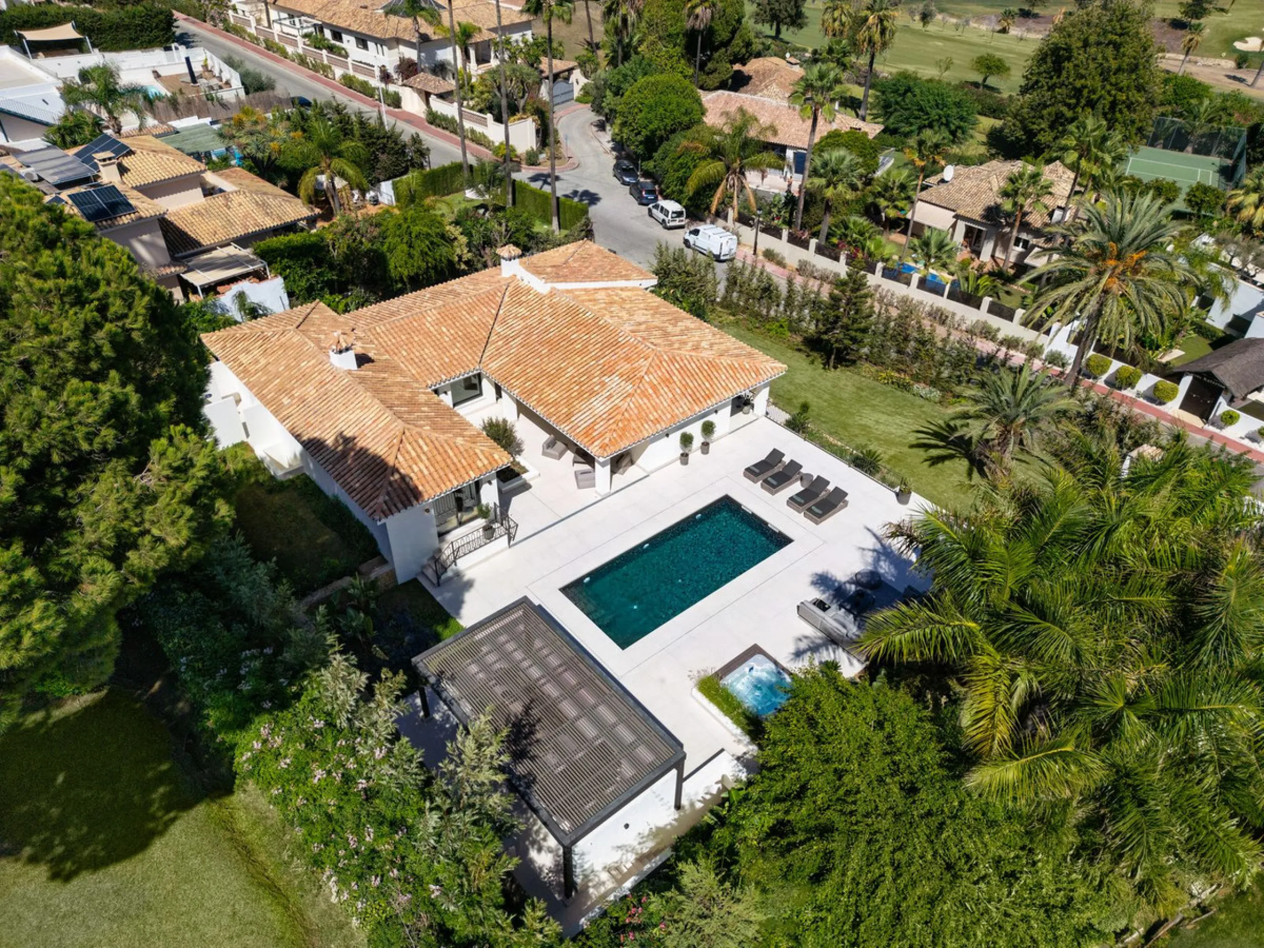 A beautiful and truly elegant, superbly designed villa in Marbella. Available now providing a key-ready home for those who wish to be close to all amenities.