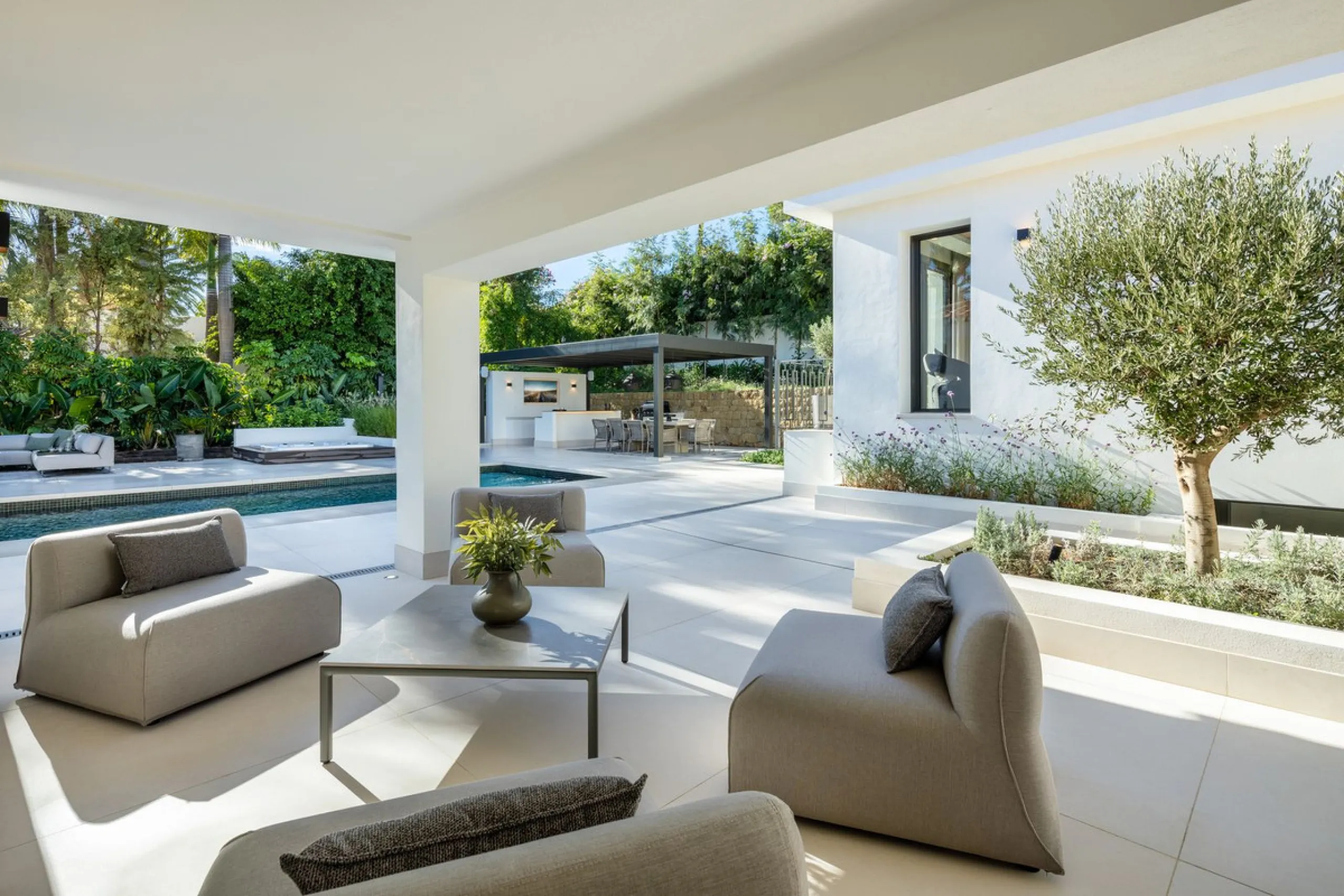 A beautiful and truly elegant, superbly designed villa in Marbella. Available now providing a key-ready home for those who wish to be close to all amenities.