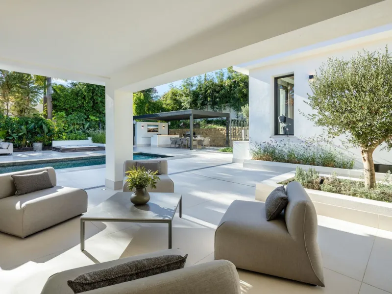 A beautiful and truly elegant, superbly designed villa in Marbella. Available now providing a key-ready home for those who wish to be close to all amenities.