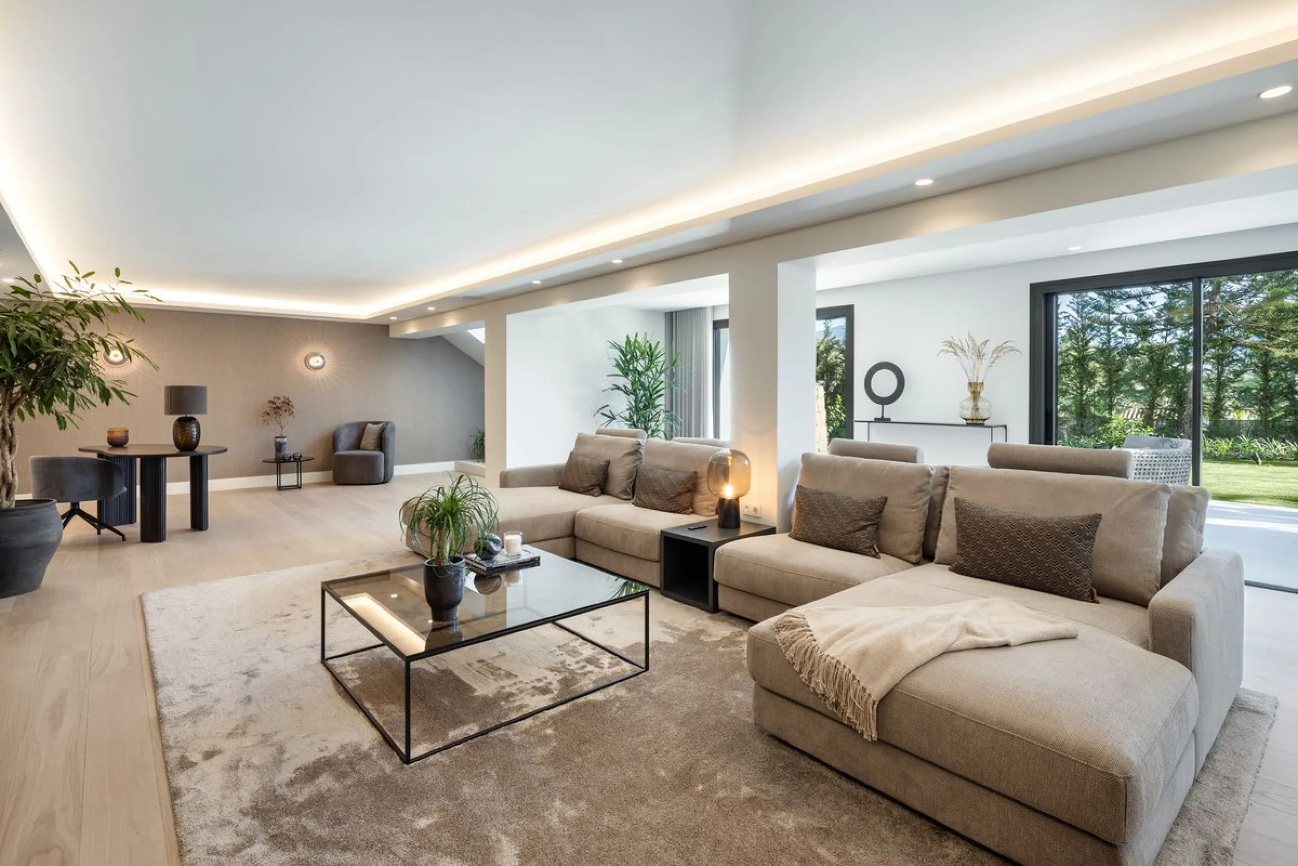 A beautiful and truly elegant, superbly designed villa in Marbella. Available now providing a key-ready home for those who wish to be close to all amenities.
