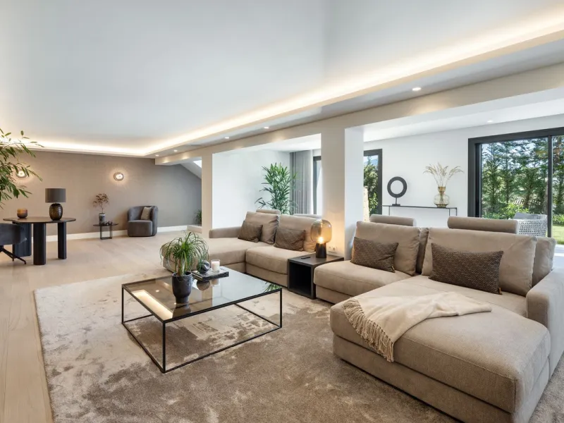 A beautiful and truly elegant, superbly designed villa in Marbella. Available now providing a key-ready home for those who wish to be close to all amenities.