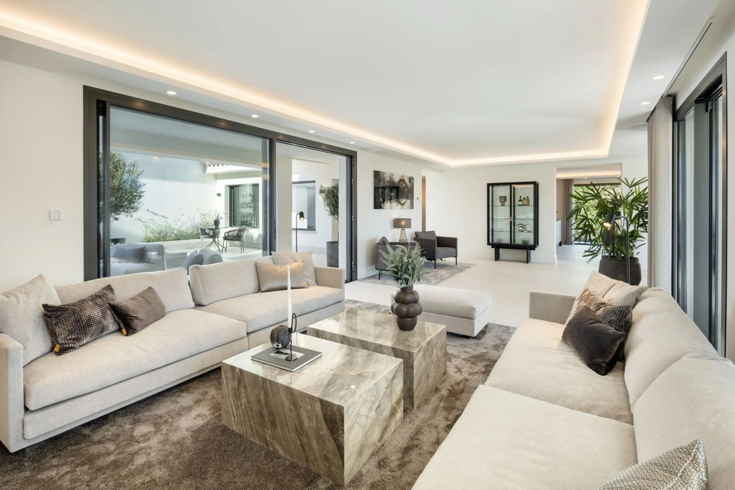 A beautiful and truly elegant, superbly designed villa in Marbella. Available now providing a key-ready home for those who wish to be close to all amenities.