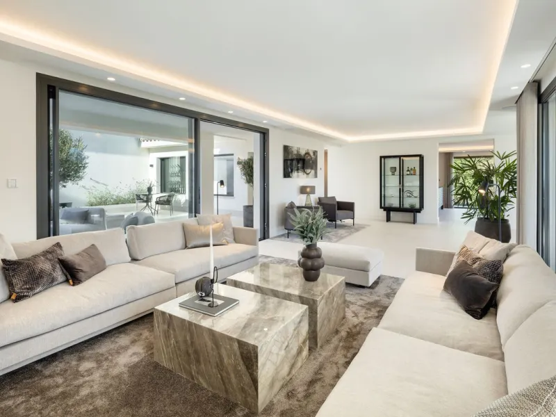 A beautiful and truly elegant, superbly designed villa in Marbella. Available now providing a key-ready home for those who wish to be close to all amenities.