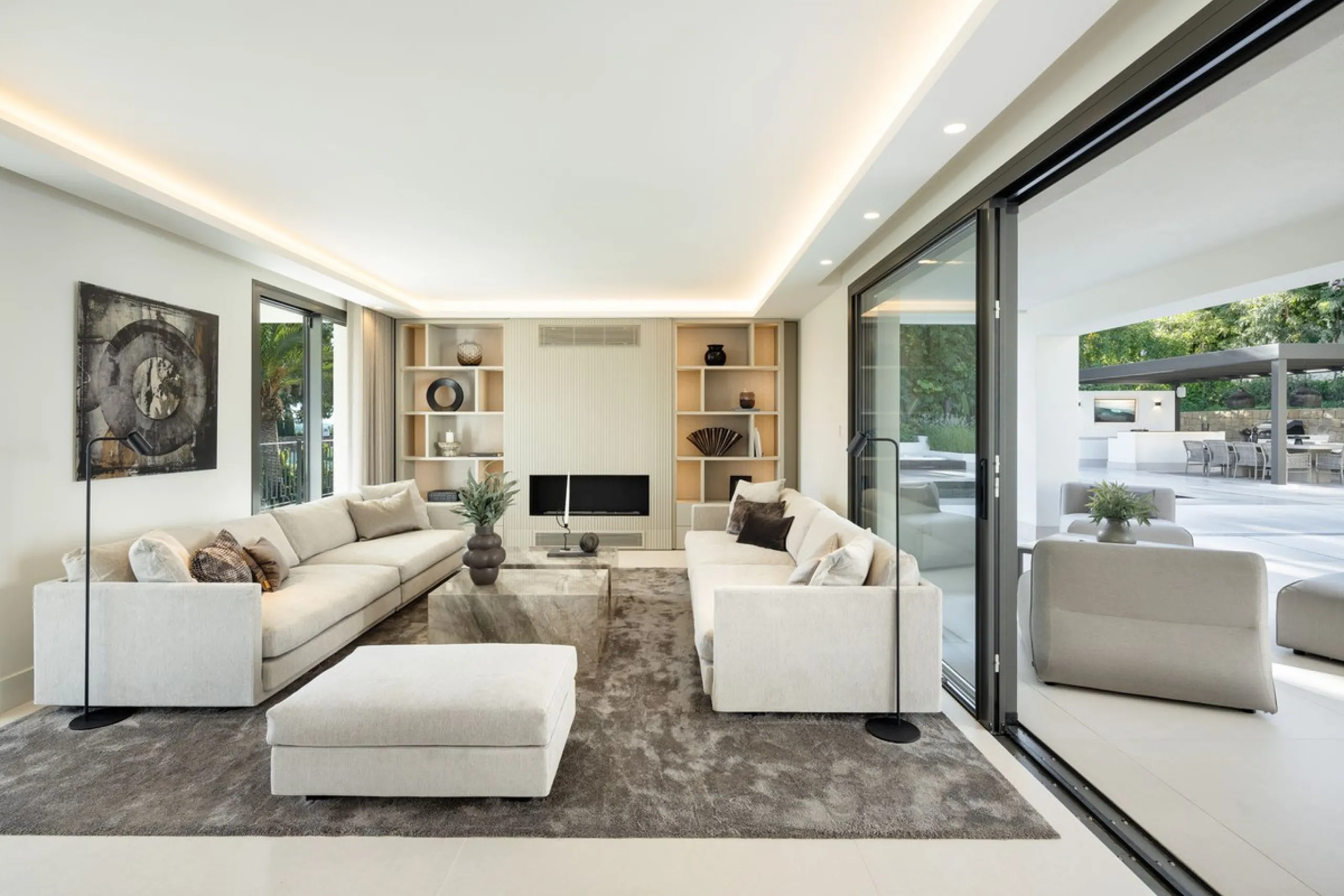 A beautiful and truly elegant, superbly designed villa in Marbella. Available now providing a key-ready home for those who wish to be close to all amenities.