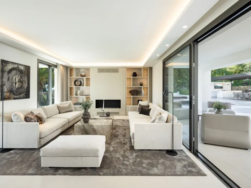 A beautiful and truly elegant, superbly designed villa in Marbella. Available now providing a key-ready home for those who wish to be close to all amenities.