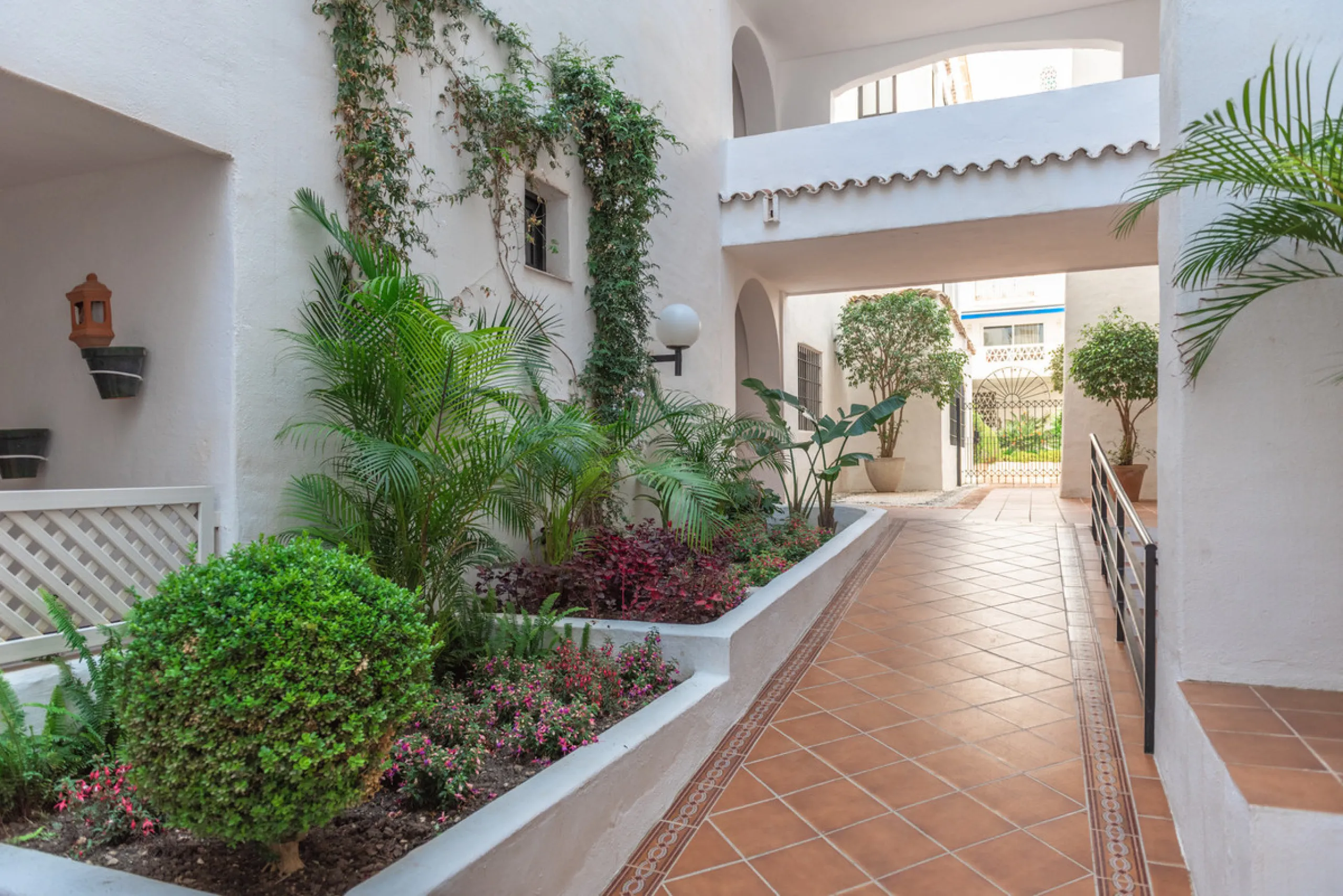 This stunning three-bedroom apartment is located in the exclusive Playas del Duque complex, right on the beachfront in Marbella - Puerto Banus, Marbella. With a built area of 140m², this luxurious property offers an abundance of space and comfort.