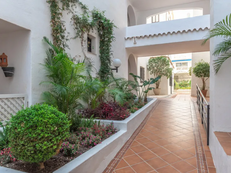 This stunning three-bedroom apartment is located in the exclusive Playas del Duque complex, right on the beachfront in Marbella - Puerto Banus, Marbella. With a built area of 140m², this luxurious property offers an abundance of space and comfort.