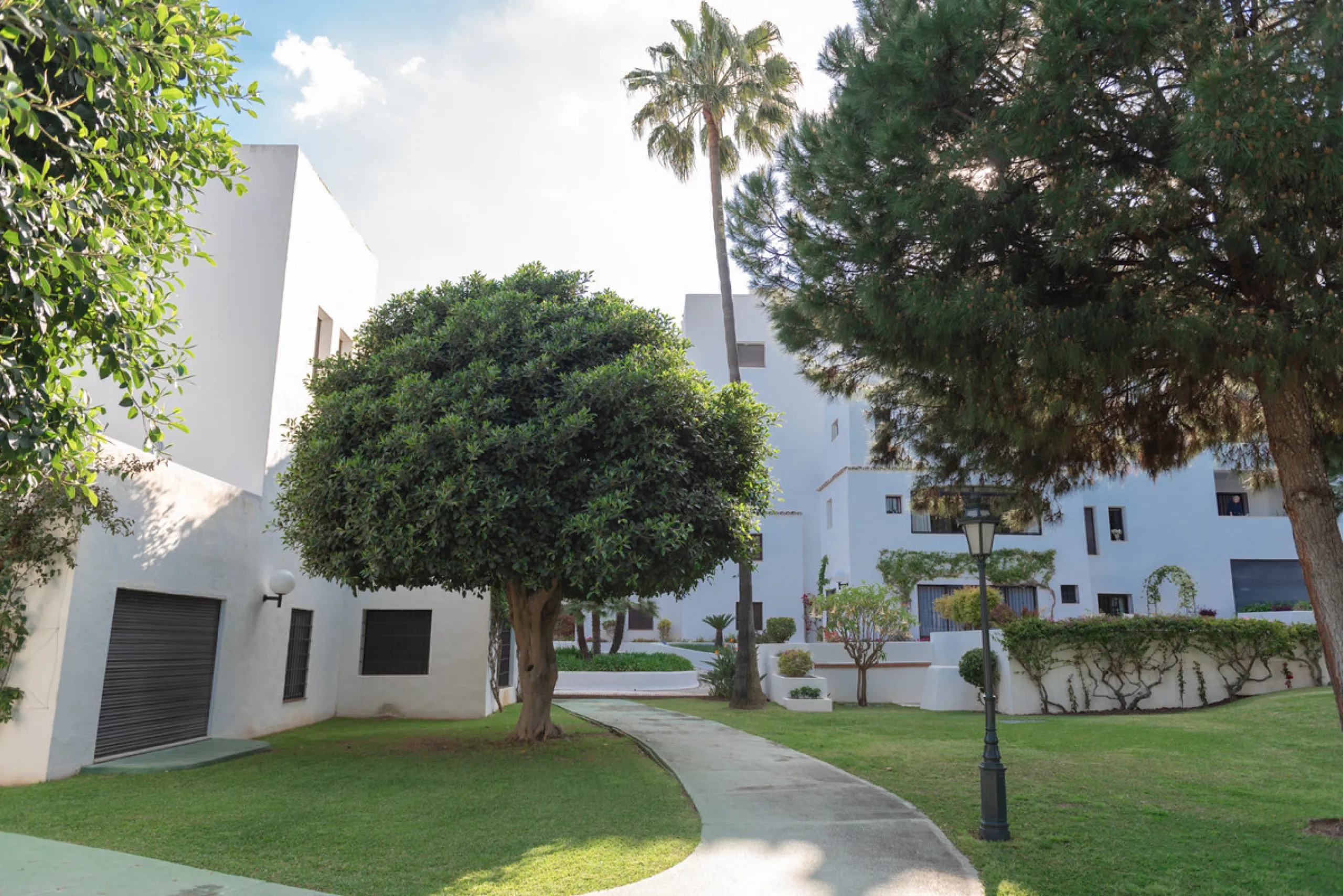This stunning three-bedroom apartment is located in the exclusive Playas del Duque complex, right on the beachfront in Marbella - Puerto Banus, Marbella. With a built area of 140m², this luxurious property offers an abundance of space and comfort.