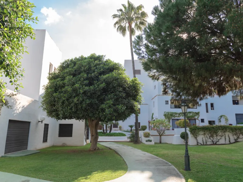 This stunning three-bedroom apartment is located in the exclusive Playas del Duque complex, right on the beachfront in Marbella - Puerto Banus, Marbella. With a built area of 140m², this luxurious property offers an abundance of space and comfort.