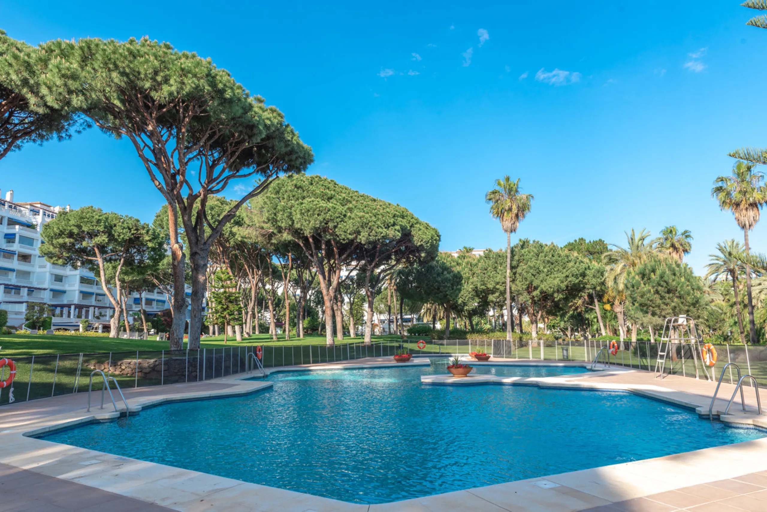 This stunning three-bedroom apartment is located in the exclusive Playas del Duque complex, right on the beachfront in Marbella - Puerto Banus, Marbella. With a built area of 140m², this luxurious property offers an abundance of space and comfort.