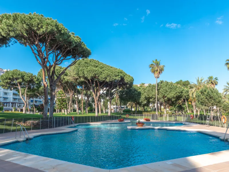 This stunning three-bedroom apartment is located in the exclusive Playas del Duque complex, right on the beachfront in Marbella - Puerto Banus, Marbella. With a built area of 140m², this luxurious property offers an abundance of space and comfort.