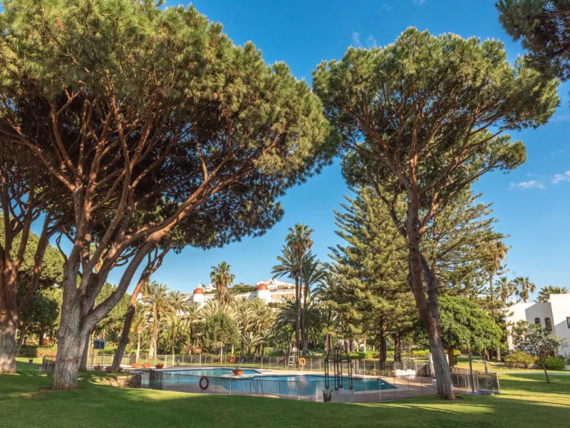 This stunning three-bedroom apartment is located in the exclusive Playas del Duque complex, right on the beachfront in Marbella - Puerto Banus, Marbella. With a built area of 140m², this luxurious property offers an abundance of space and comfort.