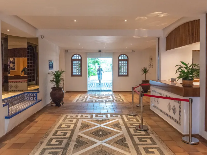 This stunning three-bedroom apartment is located in the exclusive Playas del Duque complex, right on the beachfront in Marbella - Puerto Banus, Marbella. With a built area of 140m², this luxurious property offers an abundance of space and comfort.