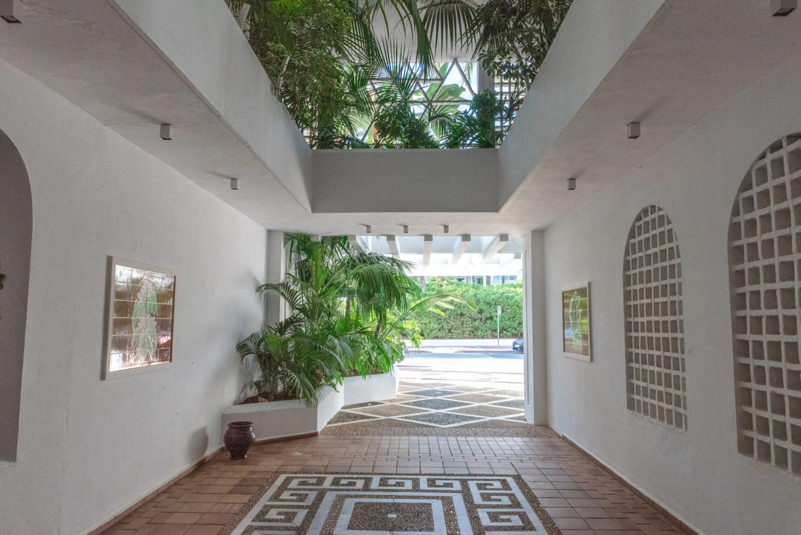 This stunning three-bedroom apartment is located in the exclusive Playas del Duque complex, right on the beachfront in Marbella - Puerto Banus, Marbella. With a built area of 140m², this luxurious property offers an abundance of space and comfort.