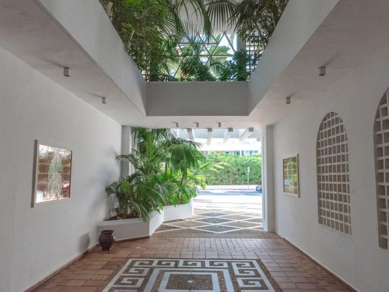 This stunning three-bedroom apartment is located in the exclusive Playas del Duque complex, right on the beachfront in Marbella - Puerto Banus, Marbella. With a built area of 140m², this luxurious property offers an abundance of space and comfort.