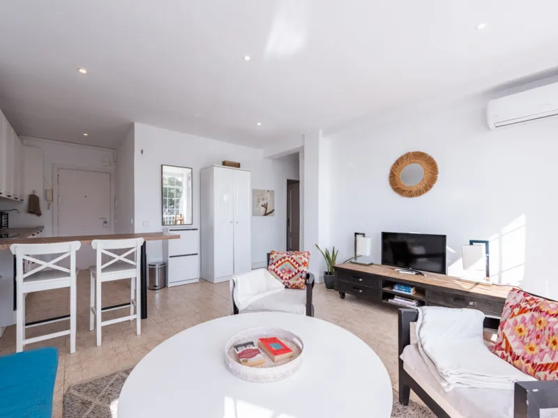 Excellent investment with strong rental potential with tourist rental license.