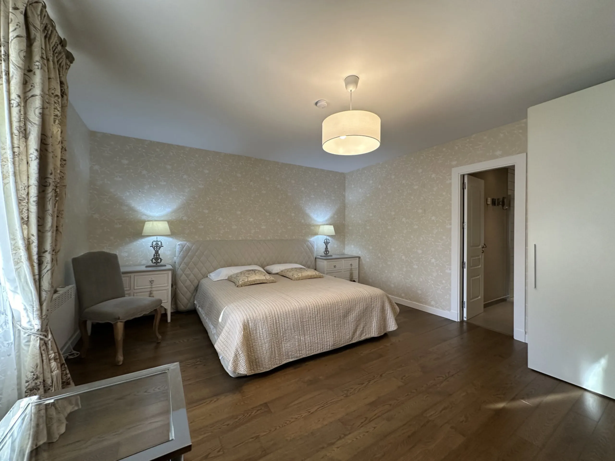 This stunning three-bedroom apartment is located in the exclusive Playas del Duque complex, right on the beachfront in Marbella - Puerto Banus, Marbella. With a built area of 140m², this luxurious property offers an abundance of space and comfort.