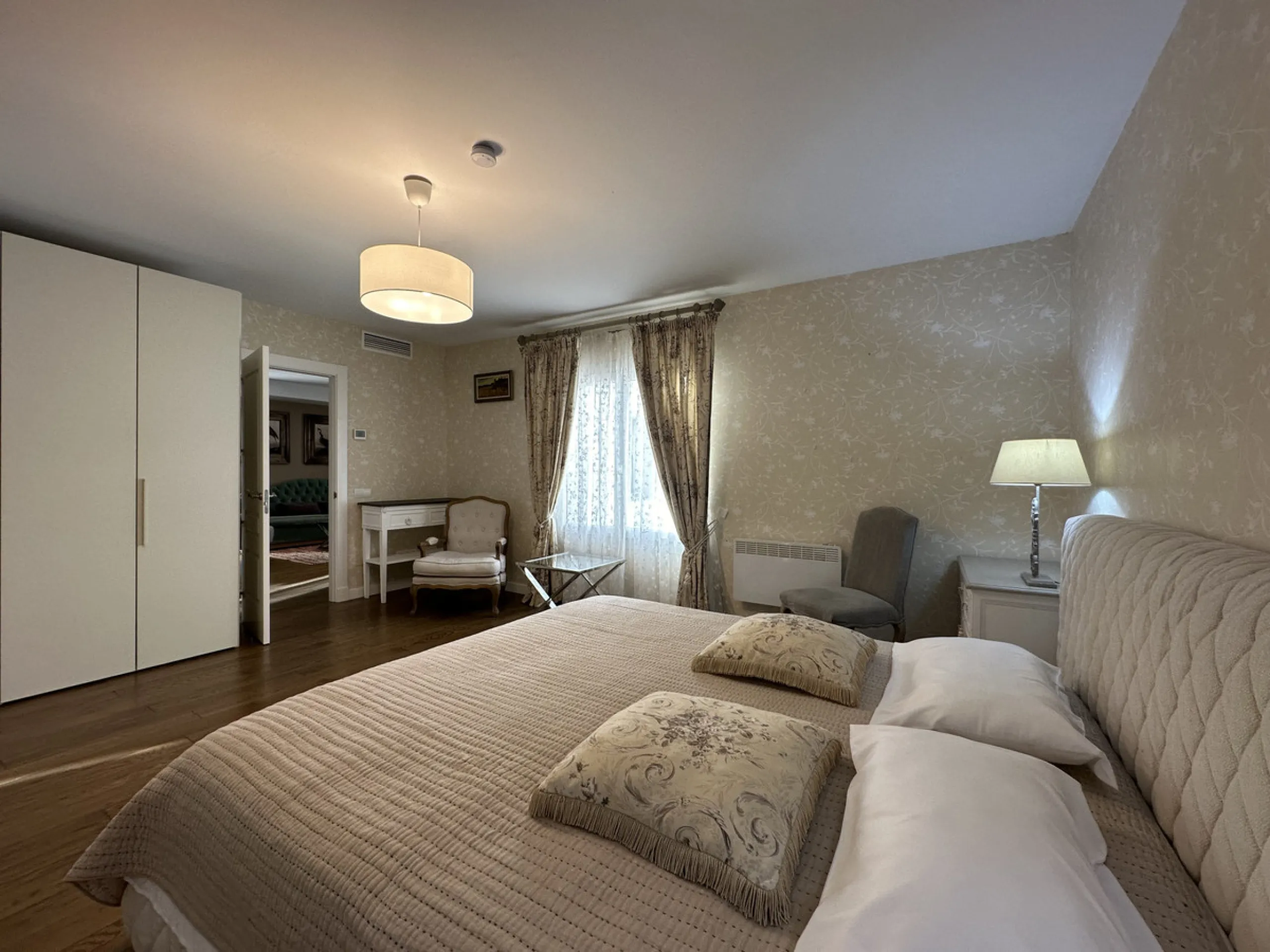 This stunning three-bedroom apartment is located in the exclusive Playas del Duque complex, right on the beachfront in Marbella - Puerto Banus, Marbella. With a built area of 140m², this luxurious property offers an abundance of space and comfort.