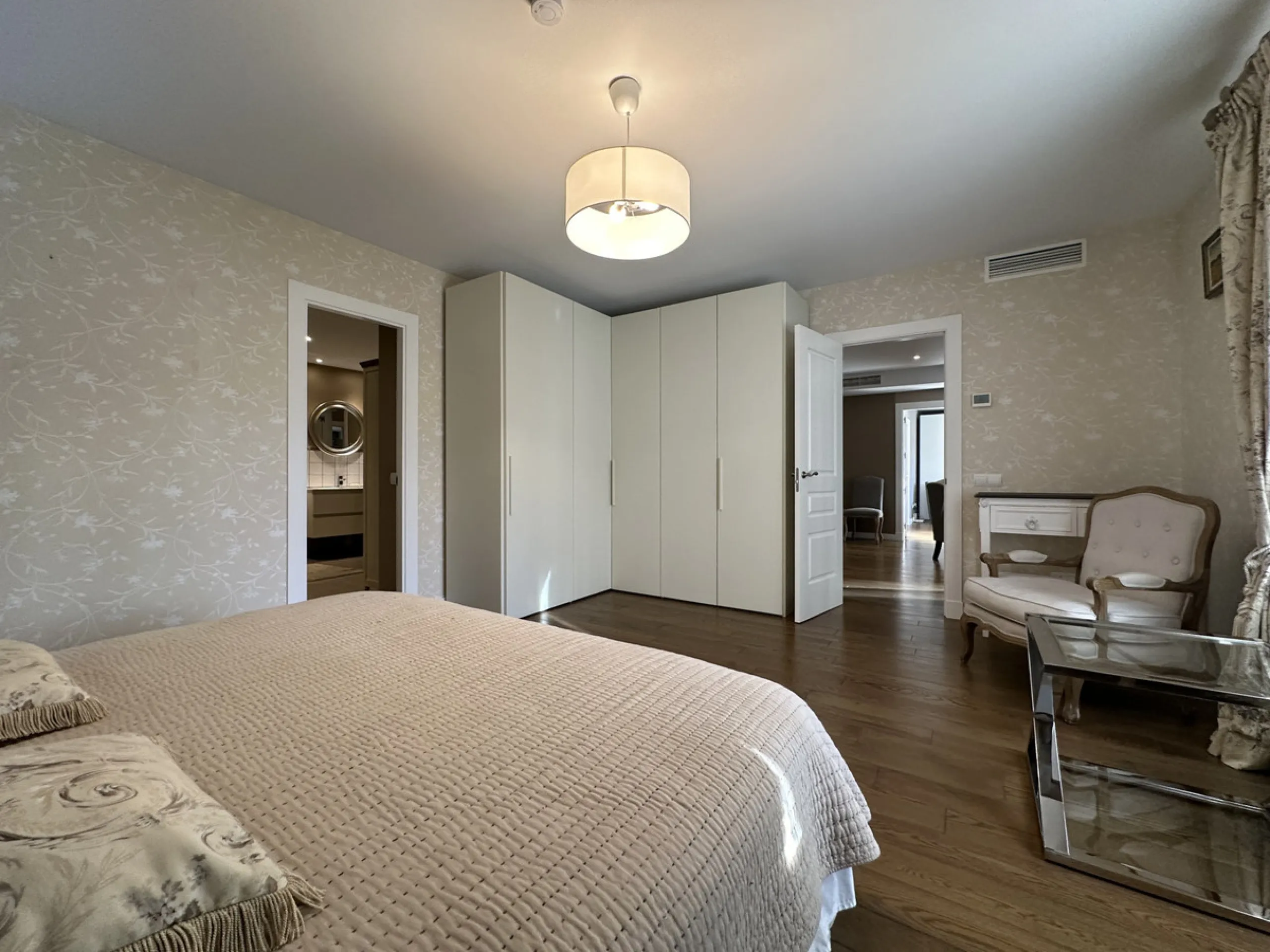 This stunning three-bedroom apartment is located in the exclusive Playas del Duque complex, right on the beachfront in Marbella - Puerto Banus, Marbella. With a built area of 140m², this luxurious property offers an abundance of space and comfort.