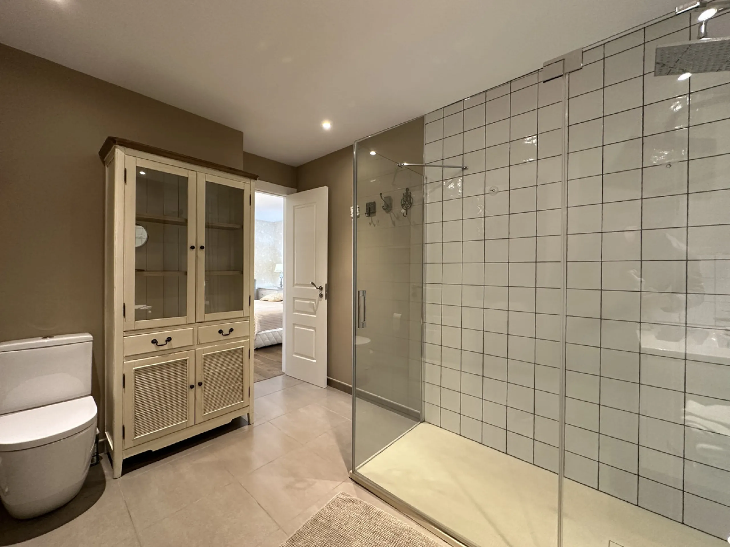 This stunning three-bedroom apartment is located in the exclusive Playas del Duque complex, right on the beachfront in Marbella - Puerto Banus, Marbella. With a built area of 140m², this luxurious property offers an abundance of space and comfort.