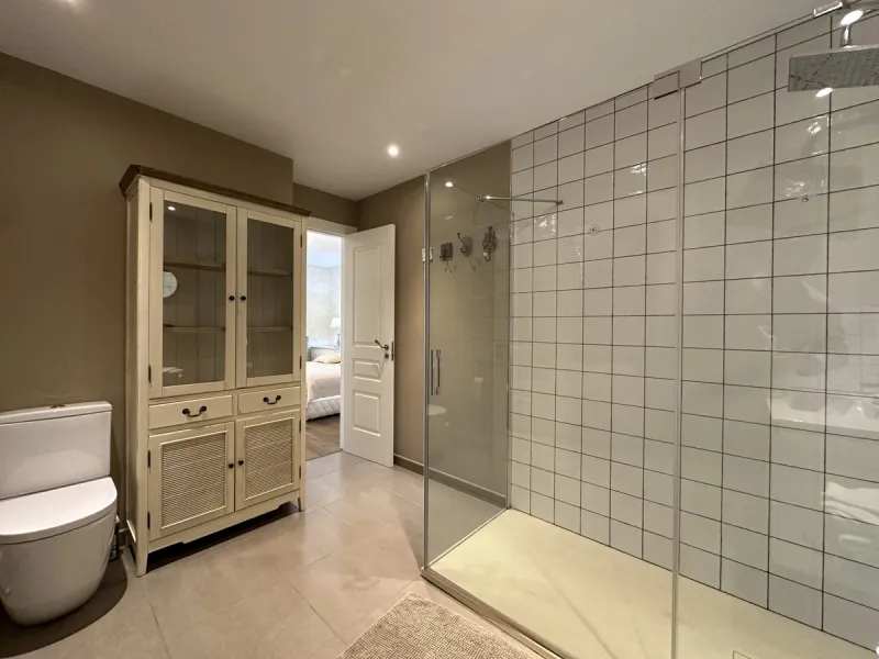 This stunning three-bedroom apartment is located in the exclusive Playas del Duque complex, right on the beachfront in Marbella - Puerto Banus, Marbella. With a built area of 140m², this luxurious property offers an abundance of space and comfort.