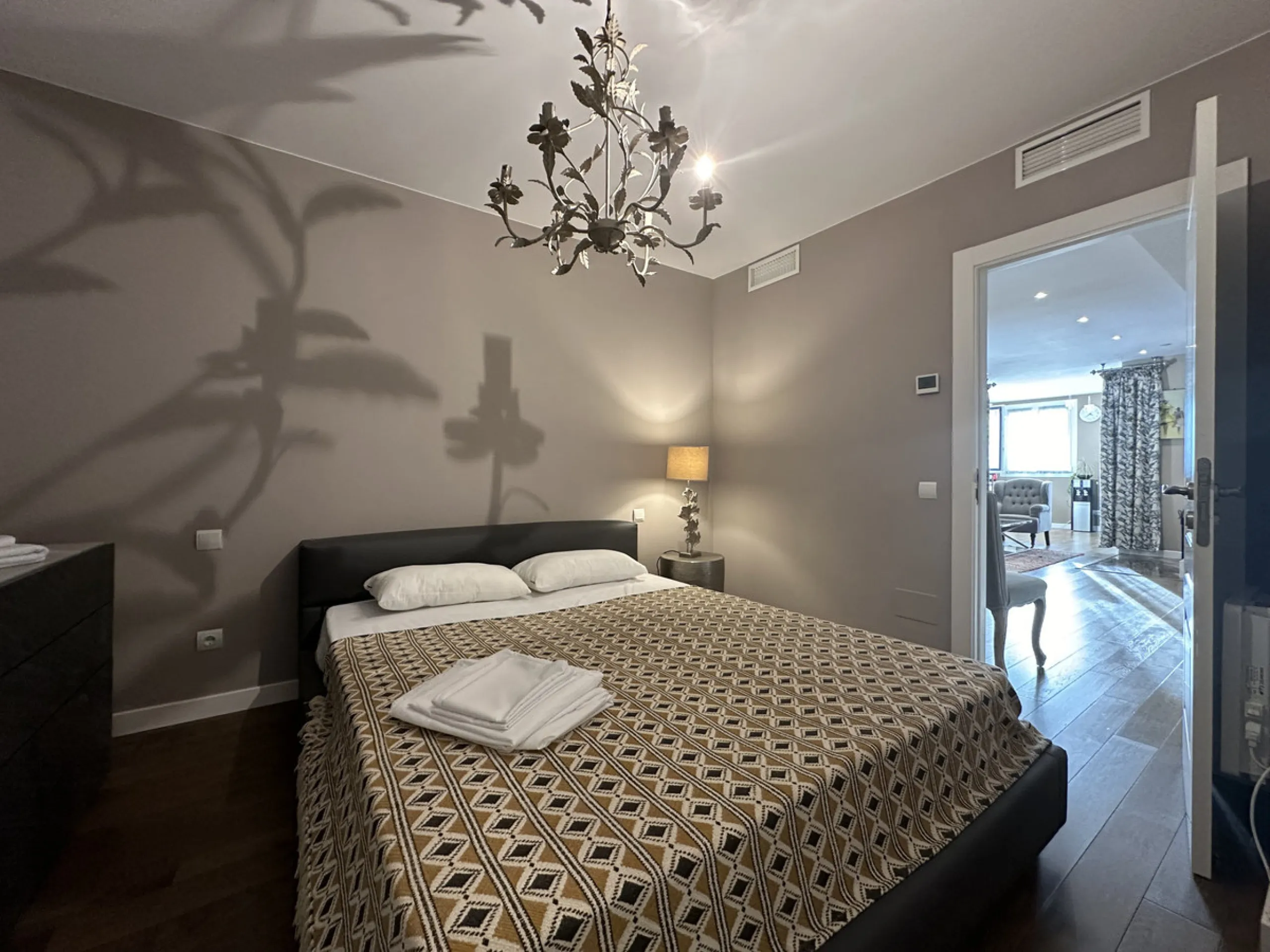 This stunning three-bedroom apartment is located in the exclusive Playas del Duque complex, right on the beachfront in Marbella - Puerto Banus, Marbella. With a built area of 140m², this luxurious property offers an abundance of space and comfort.