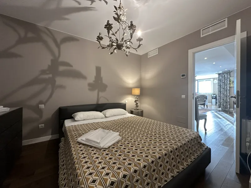 This stunning three-bedroom apartment is located in the exclusive Playas del Duque complex, right on the beachfront in Marbella - Puerto Banus, Marbella. With a built area of 140m², this luxurious property offers an abundance of space and comfort.