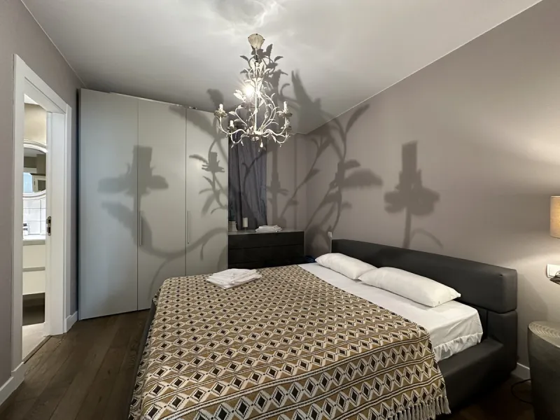 This stunning three-bedroom apartment is located in the exclusive Playas del Duque complex, right on the beachfront in Marbella - Puerto Banus, Marbella. With a built area of 140m², this luxurious property offers an abundance of space and comfort.