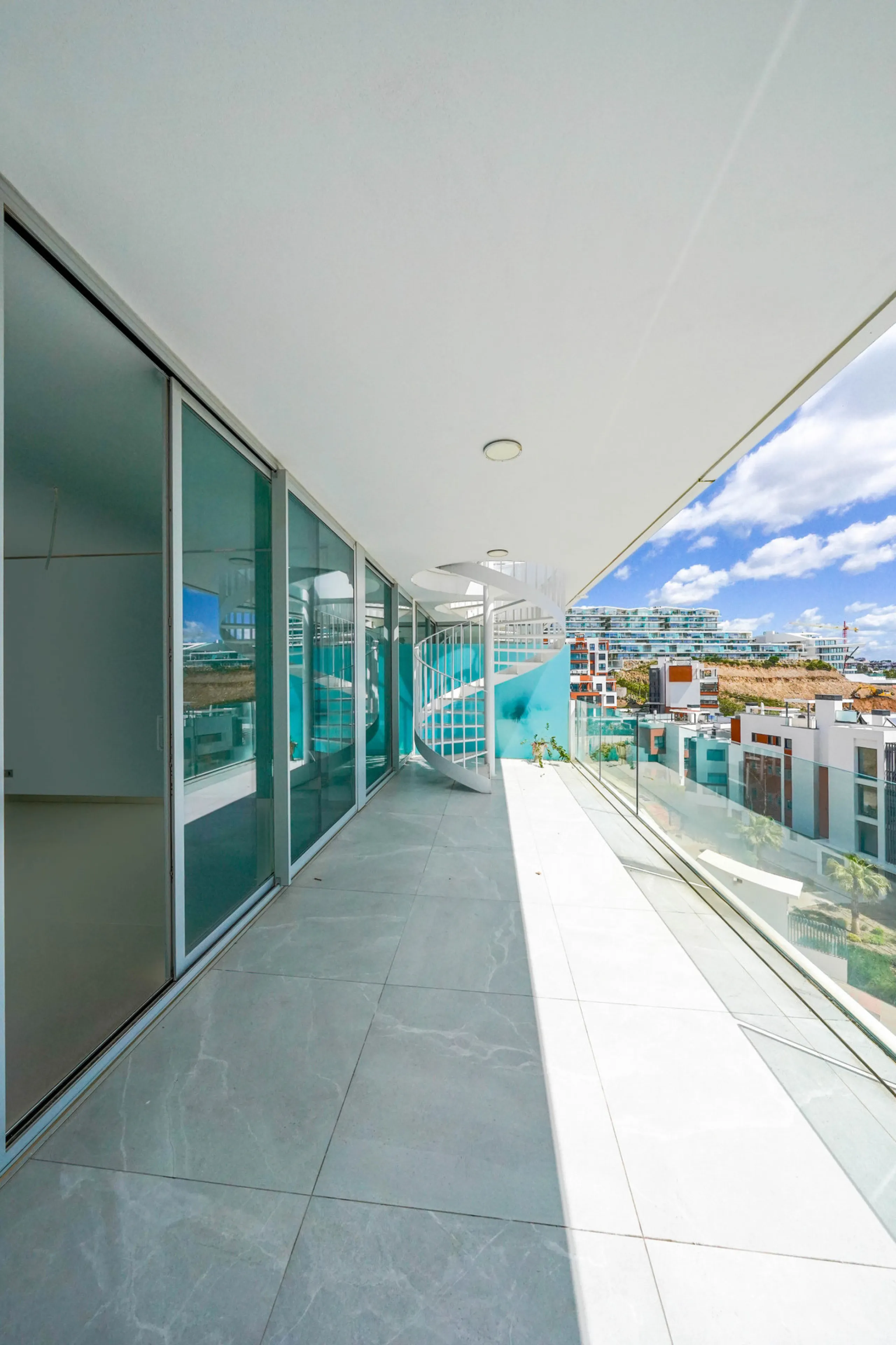 This beautiful south-facing duplex penthouse is located in the exclusive La Reserva del Higuerón Resort, Fuengirola. The property offers a bright and modern open-plan living and dining area with a fully fitted kitchen, designed for comfort and functionali