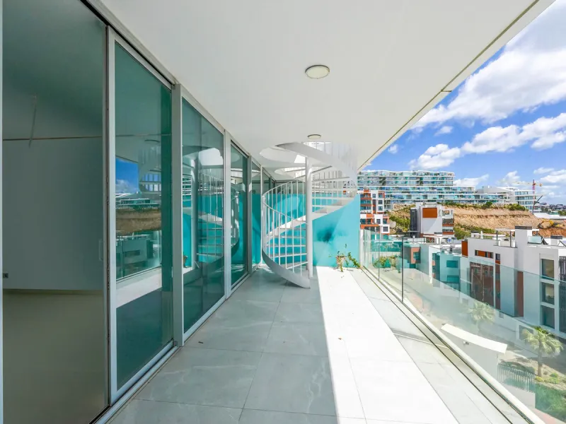 This beautiful south-facing duplex penthouse is located in the exclusive La Reserva del Higuerón Resort, Fuengirola. The property offers a bright and modern open-plan living and dining area with a fully fitted kitchen, designed for comfort and functionali