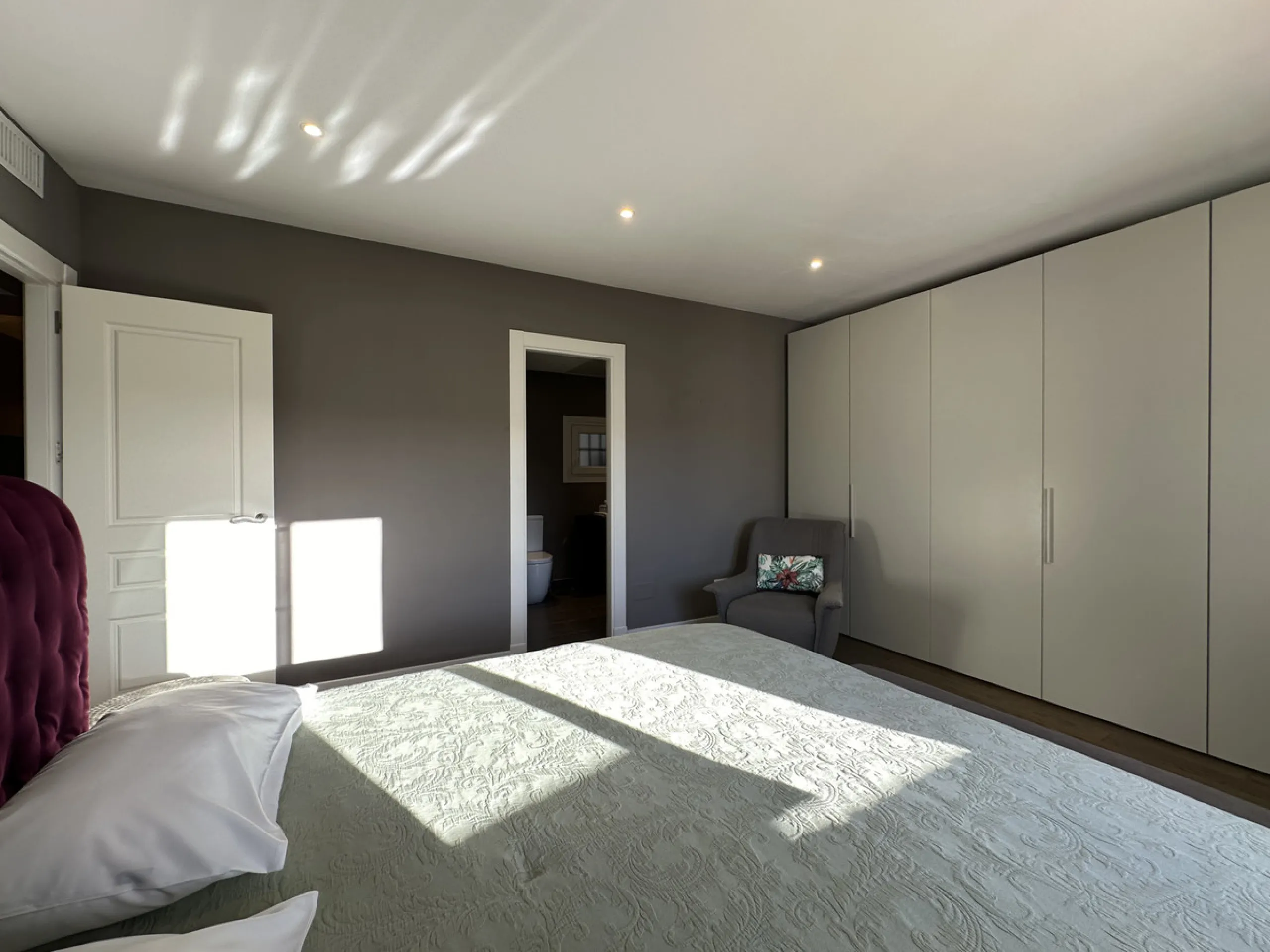 This stunning three-bedroom apartment is located in the exclusive Playas del Duque complex, right on the beachfront in Marbella - Puerto Banus, Marbella. With a built area of 140m², this luxurious property offers an abundance of space and comfort.