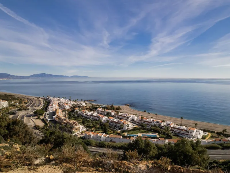 Situated in an elevated position just above the Mediterranean Sea and a short distance away from the renowned resort of Sotogrande, this residential plot boasts the most incredible panoramic views.