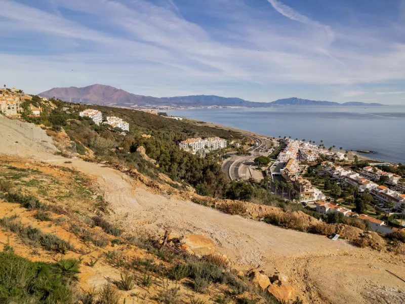 Situated in an elevated position just above the Mediterranean Sea and a short distance away from the renowned resort of Sotogrande, this residential plot boasts the most incredible panoramic views.