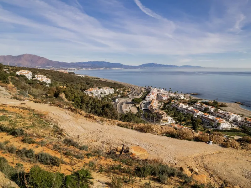 Situated in an elevated position just above the Mediterranean Sea and a short distance away from the renowned resort of Sotogrande, this residential plot boasts the most incredible panoramic views.
