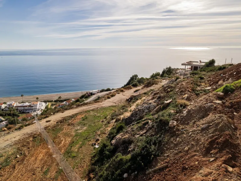 Situated in an elevated position just above the Mediterranean Sea and a short distance away from the renowned resort of Sotogrande, this residential plot boasts the most incredible panoramic views.