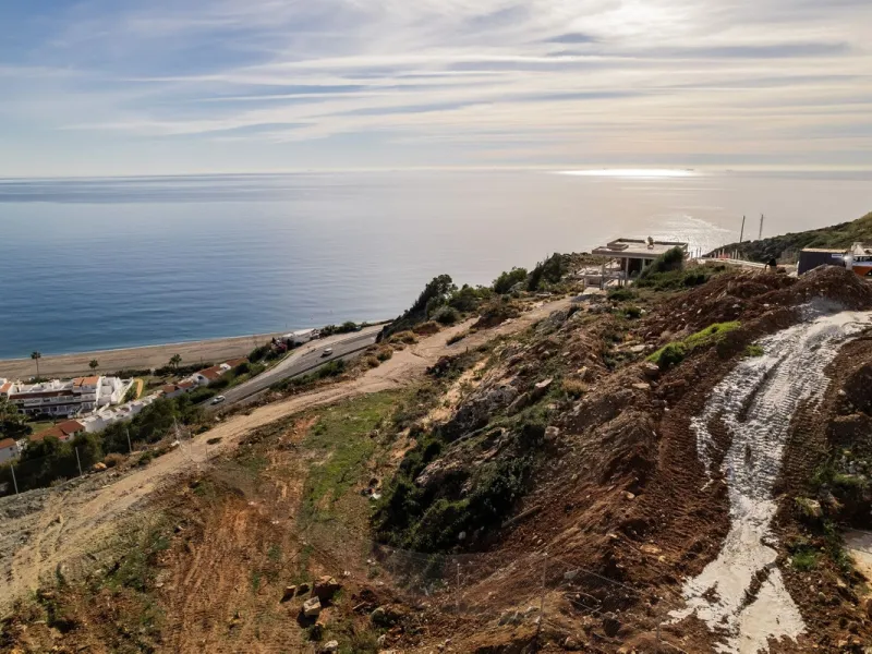 Situated in an elevated position just above the Mediterranean Sea and a short distance away from the renowned resort of Sotogrande, this residential plot boasts the most incredible panoramic views.