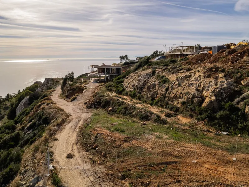 Situated in an elevated position just above the Mediterranean Sea and a short distance away from the renowned resort of Sotogrande, this residential plot boasts the most incredible panoramic views.
