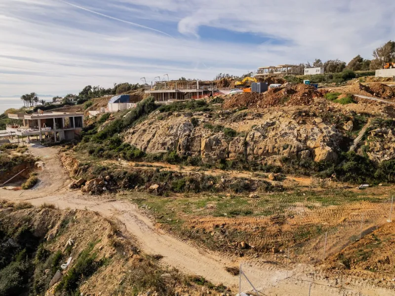 Situated in an elevated position just above the Mediterranean Sea and a short distance away from the renowned resort of Sotogrande, this residential plot boasts the most incredible panoramic views.