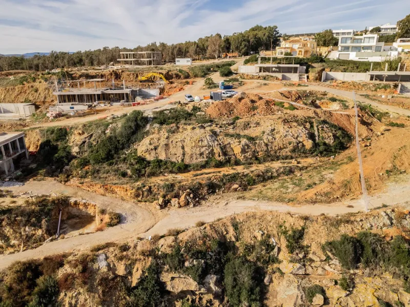 Situated in an elevated position just above the Mediterranean Sea and a short distance away from the renowned resort of Sotogrande, this residential plot boasts the most incredible panoramic views.