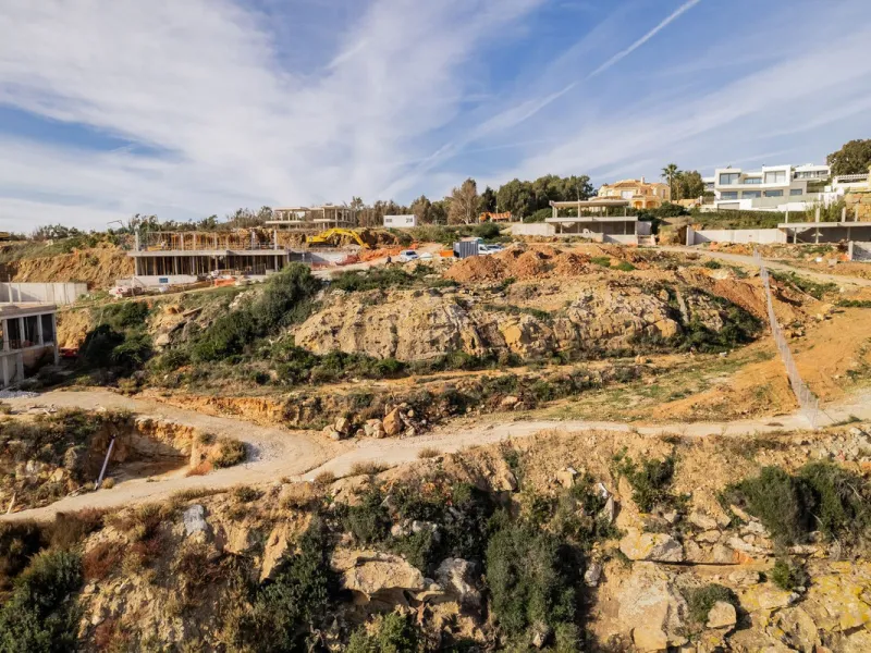 Situated in an elevated position just above the Mediterranean Sea and a short distance away from the renowned resort of Sotogrande, this residential plot boasts the most incredible panoramic views.