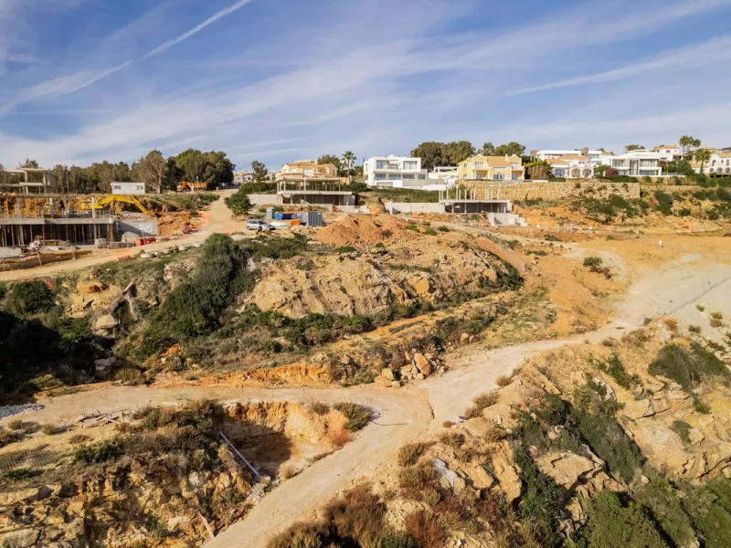 Situated in an elevated position just above the Mediterranean Sea and a short distance away from the renowned resort of Sotogrande, this residential plot boasts the most incredible panoramic views.
