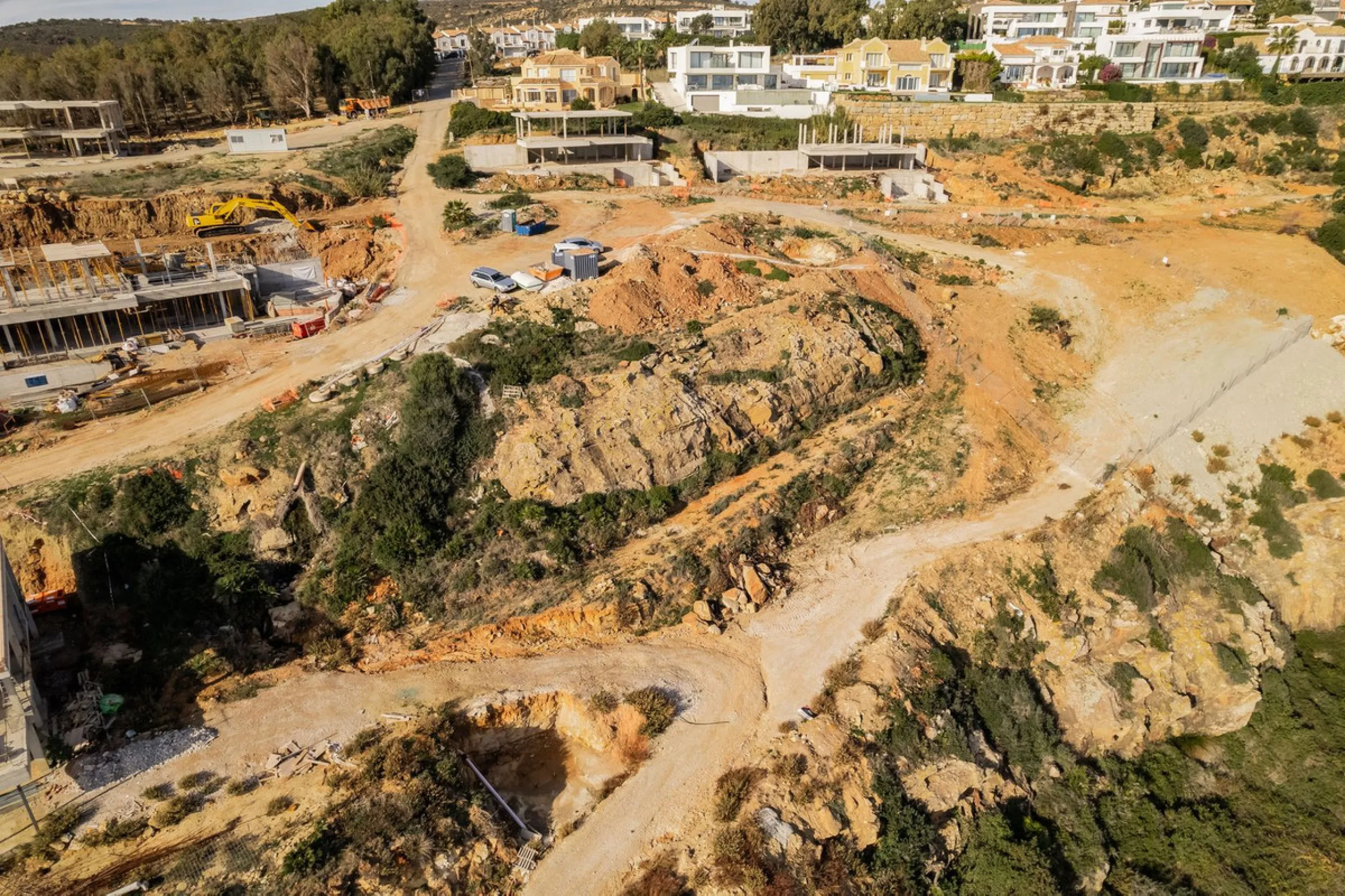 Situated in an elevated position just above the Mediterranean Sea and a short distance away from the renowned resort of Sotogrande, this residential plot boasts the most incredible panoramic views.