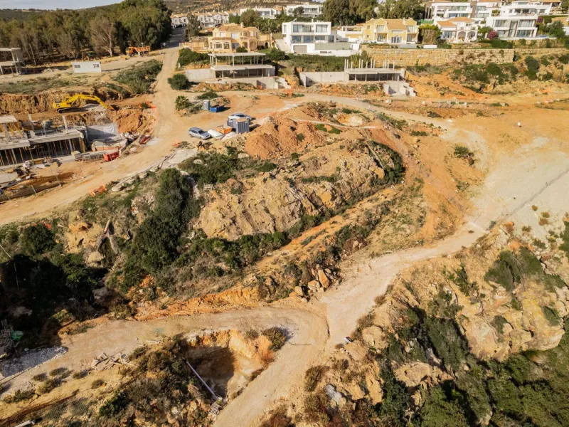 Situated in an elevated position just above the Mediterranean Sea and a short distance away from the renowned resort of Sotogrande, this residential plot boasts the most incredible panoramic views.