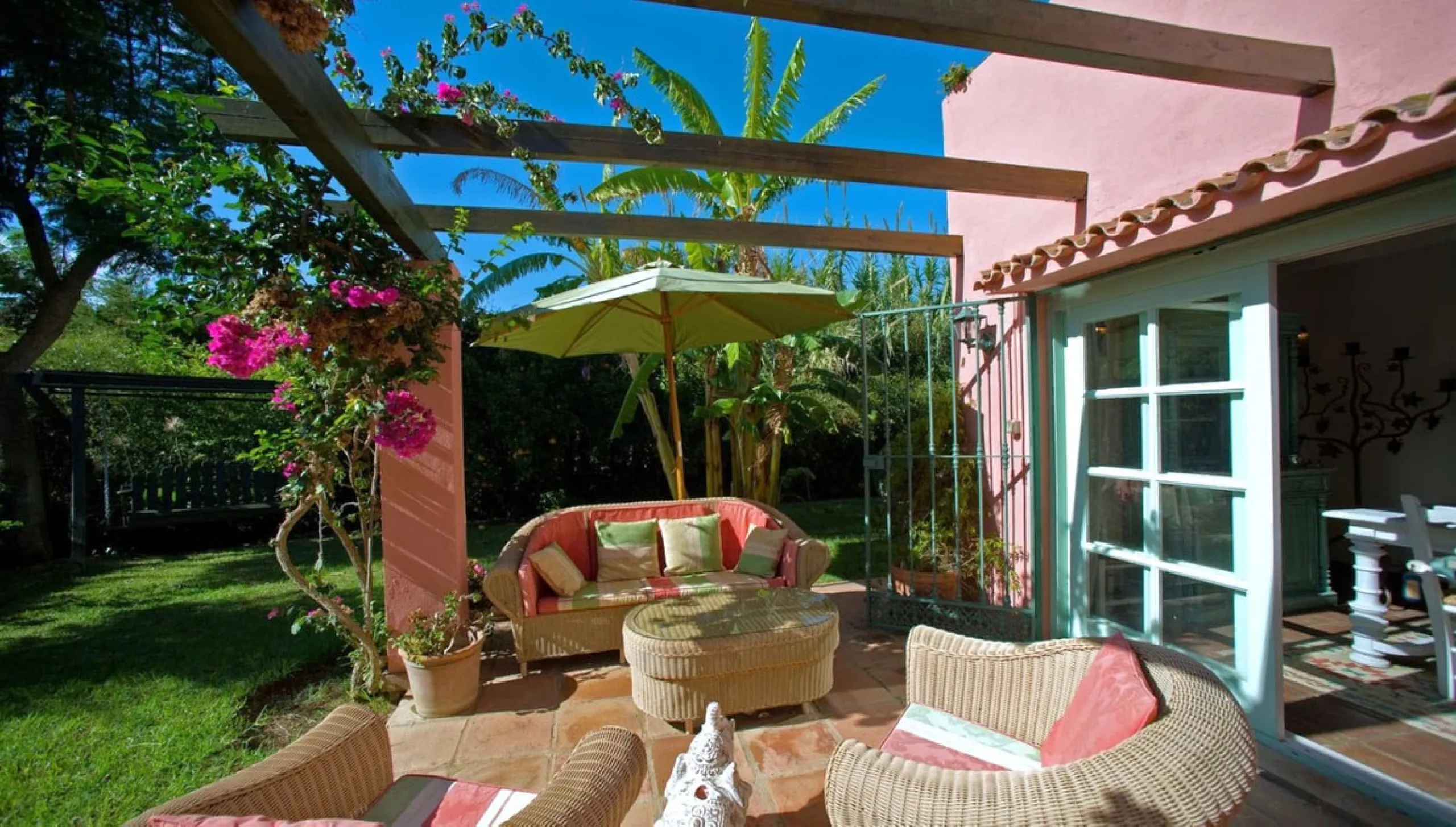 BEAUTIFUL VILLA WITH A LARGE PLOT OF 4.000 M2. With an excellent location, for people who are looking to live surrounded by nature and at the same time close to the city. Only 5 minutes driving from the beautiful centre of Estepona and its fantastic beach
