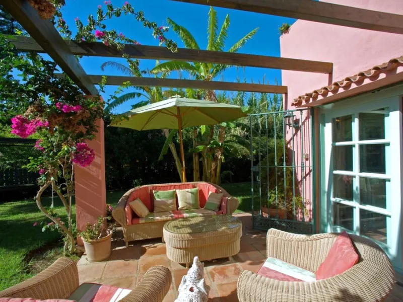 BEAUTIFUL VILLA WITH A LARGE PLOT OF 4.000 M2. With an excellent location, for people who are looking to live surrounded by nature and at the same time close to the city. Only 5 minutes driving from the beautiful centre of Estepona and its fantastic beach