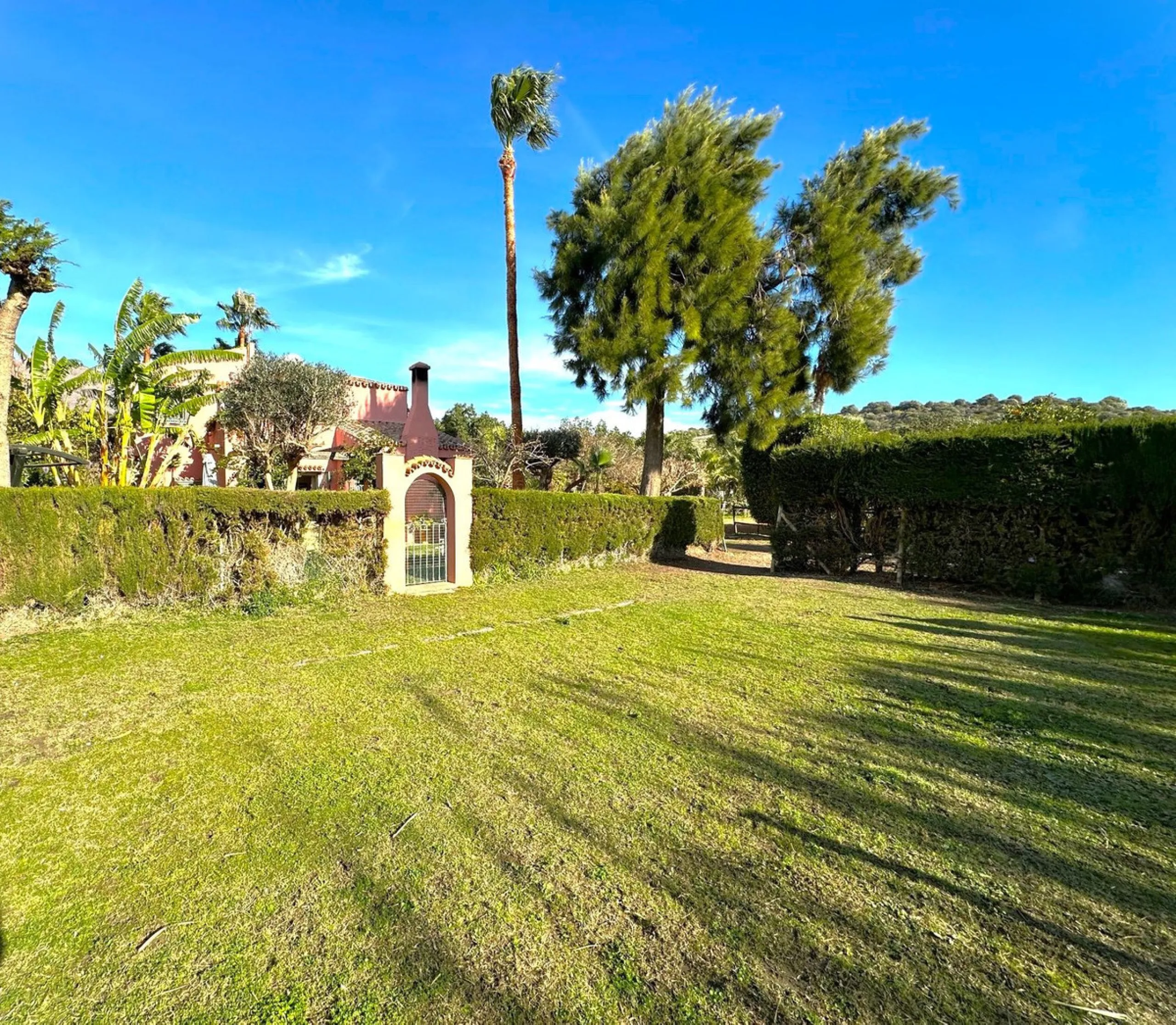 BEAUTIFUL VILLA WITH A LARGE PLOT OF 4.000 M2. With an excellent location, for people who are looking to live surrounded by nature and at the same time close to the city. Only 5 minutes driving from the beautiful centre of Estepona and its fantastic beach